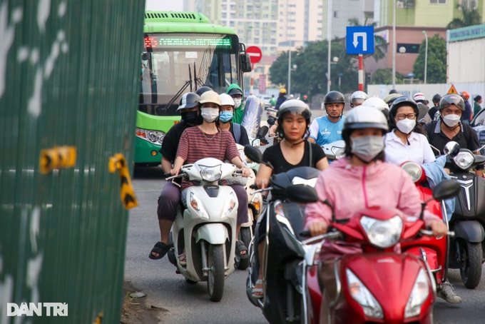 Hà Nội: Ma trận lô cốt, rào chắn trên đường Vũ Trọng Khánh - 3 Hà Nội: Ma trận lô cốt, rào chắn trên đường Vũ Trọng Khánh - 3