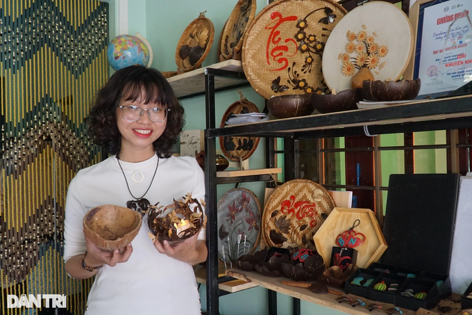 Hot girl 9X turns coconut shells into valuable jewelry - 5