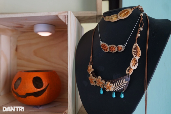Hot girl 9X turns coconut shells into valuable jewelry - 4