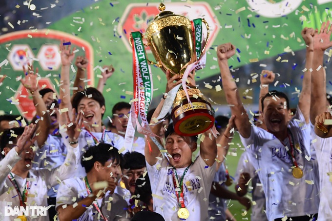 HLV Chun Jae Ho muốn trao huy chương vô địch V-League cho Quang Hải - 1