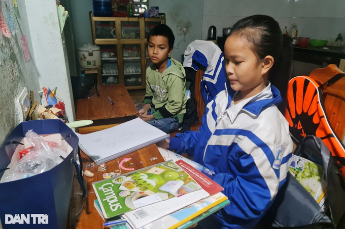 Hơn 90 triệu đồng đến với 3 học sinh mồ côi bố mẹ - 3 Hơn 90 triệu đồng đến với 3 học sinh mồ côi bố mẹ - 3