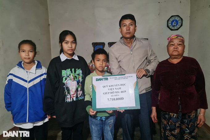 Hơn 90 triệu đồng đến với 3 học sinh mồ côi bố mẹ - 2 Hơn 90 triệu đồng đến với 3 học sinh mồ côi bố mẹ - 2