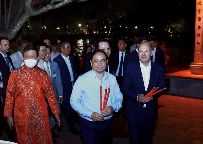 Thủ tướng Đức Olaf Scholz cùng Thủ tướng Phạm Minh Chính dạo bộ đêm Hồ Gươm