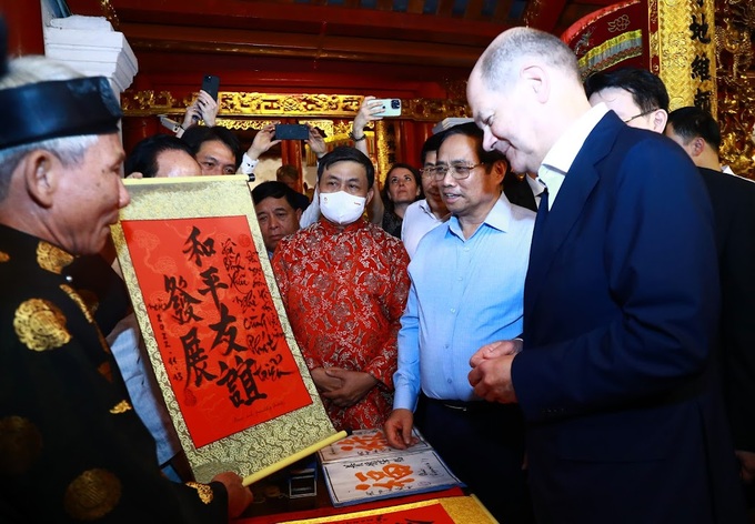 Thủ tướng Đức Olaf Scholz cùng Thủ tướng Phạm Minh Chính dạo bộ đêm Hồ Gươm