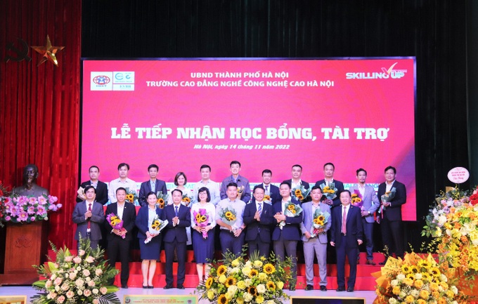 Trường cao đẳng nghề nhận tài trợ gần 4,5 tỷ đồng trong lễ khai giảng - 2 Trường cao đẳng nghề nhận tài trợ gần 4,5 tỷ đồng trong lễ khai giảng - 2
