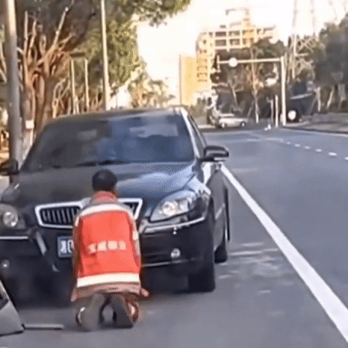 Cặp đôi đi xe sang ép lao công quỳ gối làm dậy sóng dân mạng ở Trung Quốc - 2 Cặp đôi đi xe sang ép lao công quỳ gối làm dậy sóng dân mạng ở Trung Quốc - 2