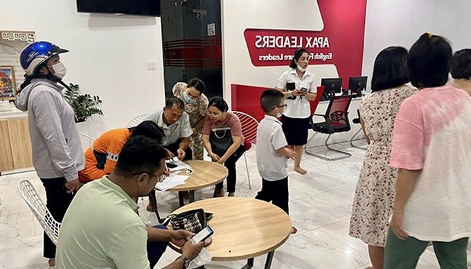 Phụ huynh bật khóc đòi học phí từ Apax Leaders: Tiền tôi vay nợ... - 1