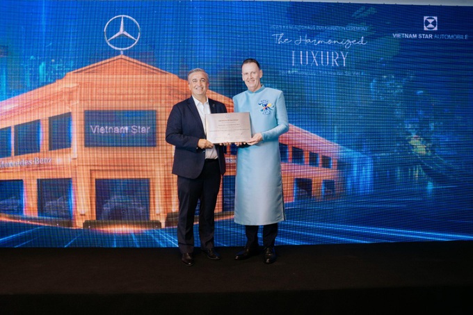 Ra mắt showroom Mercedes-Benz chuẩn MAR2020 đầu tiên của Vietnam Star tại Hà Nội - 5