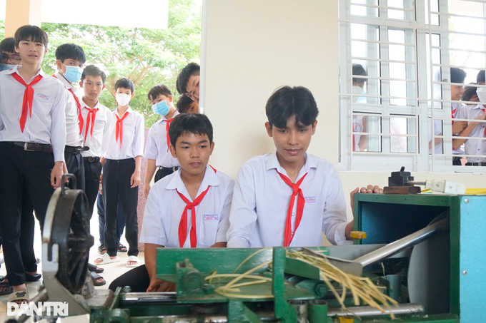 Bình Định: Hai học sinh sáng chế máy bào lạt tre "chấp" 5 thợ thủ công