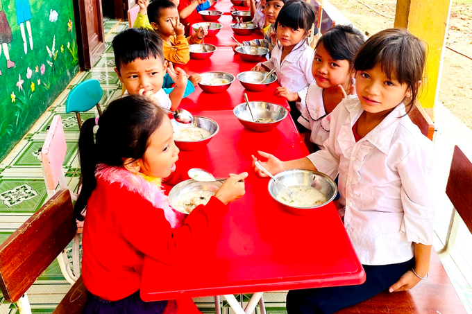 Những bữa cơm có thịt giữ chân các em học sinh vùng cao - 3 Những bữa cơm có thịt giữ chân các em học sinh vùng cao - 3