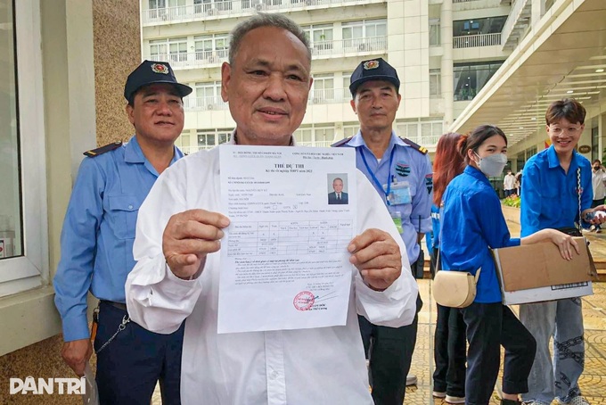 Cụ ông 82 tuổi tốt nghiệp THPT: Tiếp tục học trường Y và trau dồi ngoại ngữ - 1 Cụ ông 82 tuổi tốt nghiệp THPT: Tiếp tục học trường Y và trau dồi ngoại ngữ - 1