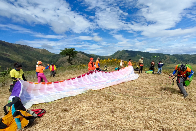 Check-in vast wild sunflowers, unique paragliding experience in Gia Lai - 8