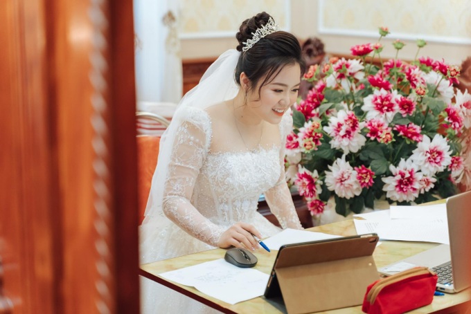 Cô dâu sinh viên vừa làm đám cưới, vừa thi kết thúc môn học - 3 Cô dâu sinh viên vừa làm đám cưới, vừa thi kết thúc môn học - 3