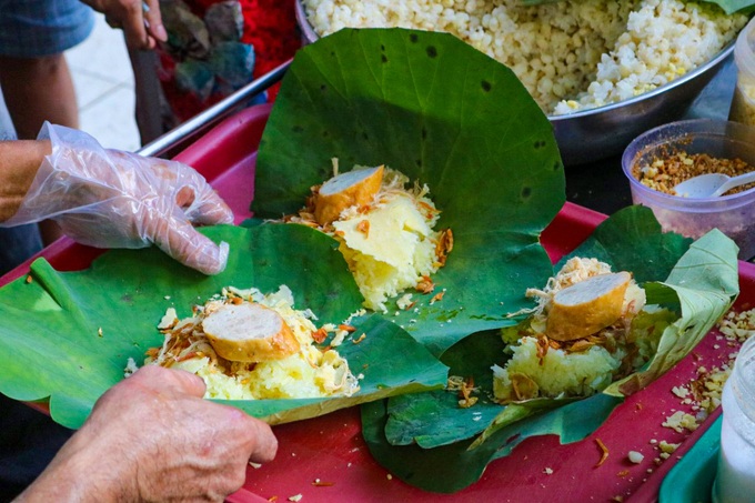 Lotus leaf sticky rice is the most popular in Ho Chi Minh City, it's hard to buy with money - 3