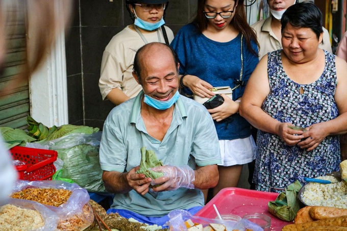 Lotus leaf sticky rice is the most popular in Ho Chi Minh City, it is difficult to buy with money - 4