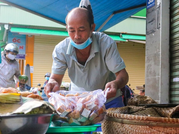 Hàng xôi lá sen đắt khách nhất TPHCM, có tiền cũng khó mua - 6