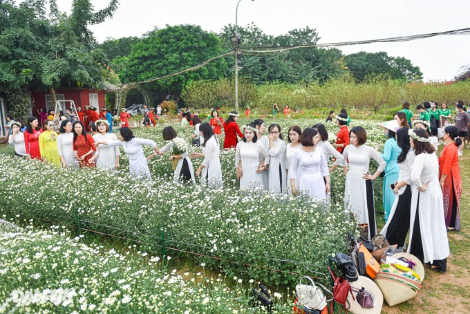 Hà Nội: Choáng váng với lượng người dân chen chân chụp ảnh - Ảnh 5.