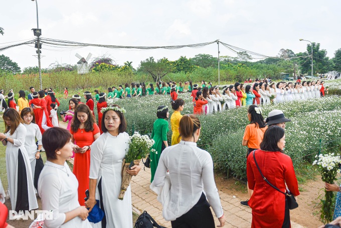 Hà Nội: Choáng váng với lượng người dân chen chân chụp ảnh - Ảnh 3.