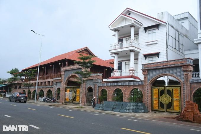Đại gia Quảng Ngãi xây biệt thự hoành tráng trên đất lấn chiếm - 1 Đại gia Quảng Ngãi xây biệt thự hoành tráng trên đất lấn chiếm - 1