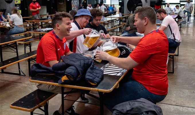 World Cup 2022: Du khách kêu đồ ăn quá đắt đỏ, một cốc bia giá từ 350 nghìn đồng - Ảnh 2.