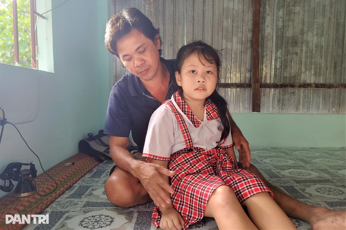 Vợ nghèo gánh nợ trăm triệu, lo chồng tháo khớp chân, 2 con thất học - 4 Vợ nghèo gánh nợ trăm triệu, lo chồng tháo khớp chân, 2 con thất học - 4