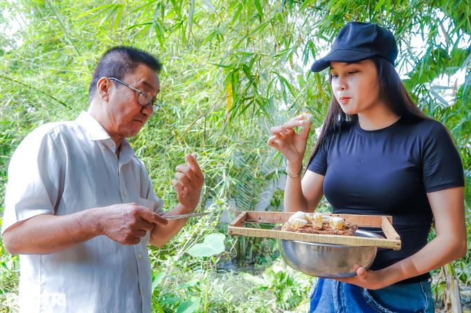 Ông thợ &quot;dị nhân&quot; vốc ong bỏ đầy miệng mà không sợ bị đốt - Ảnh 6.