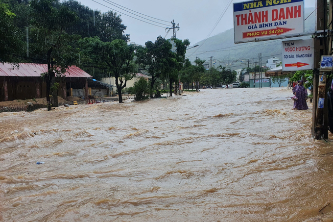 TP Quy Nhơn nước dâng cao cả mét, lũ cuốn trôi người và xe