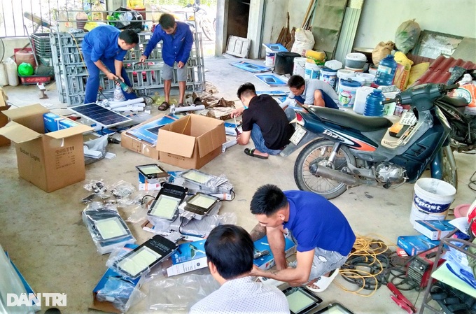 Thắp sáng làng quê miền núi bằng đèn năng lượng mặt trời - 1 Thắp sáng làng quê miền núi bằng đèn năng lượng mặt trời - 1