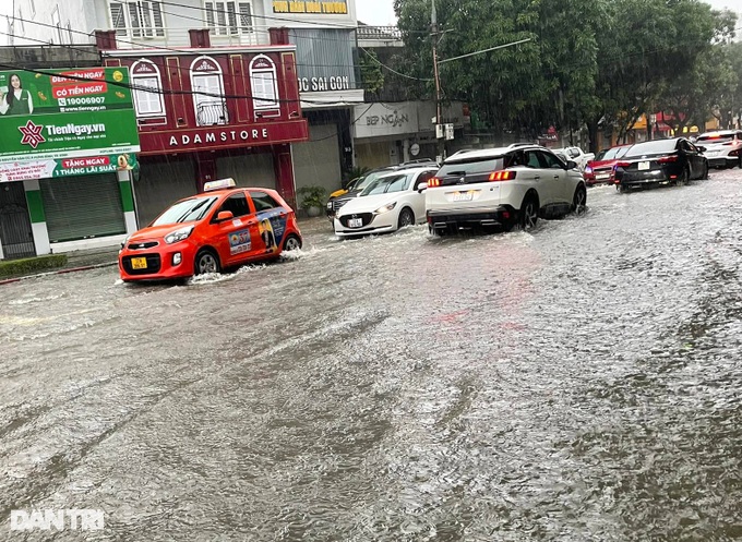 Trận mưa lớn hiếm gặp khiến đường phố thành Vinh ngập sâu - 5 Trận mưa lớn hiếm gặp khiến đường phố thành Vinh ngập sâu - 5