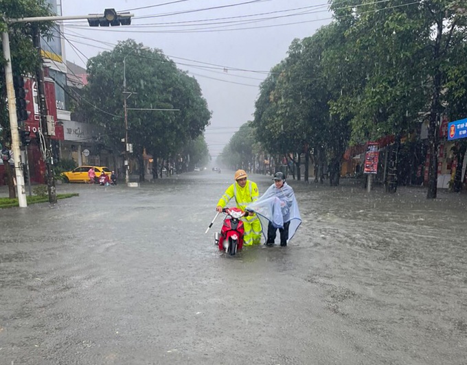 Trận mưa lớn hiếm gặp khiến đường phố thành Vinh ngập sâu - 8 Trận mưa lớn hiếm gặp khiến đường phố thành Vinh ngập sâu - 8