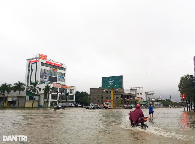 Ô tô chết máy la liệt, cứu hộ chạy bở hơi tai trong cơn mưa hiếm thấy - 2 Ô tô chết máy la liệt, cứu hộ chạy bở hơi tai trong cơn mưa hiếm thấy - 2