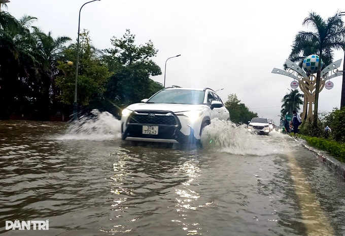 Ô tô chết máy la liệt, cứu hộ chạy bở hơi tai trong cơn mưa hiếm thấy - 1