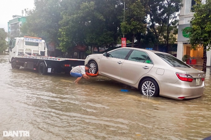 Ô tô chết máy la liệt, cứu hộ chạy bở hơi tai trong cơn mưa hiếm thấy - 3