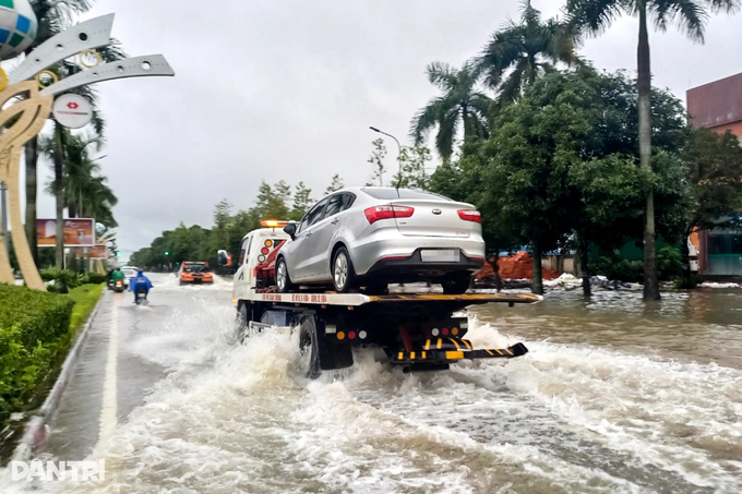 Ô tô chết máy la liệt, cứu hộ chạy bở hơi tai trong cơn mưa hiếm thấy - 4 Ô tô chết máy la liệt, cứu hộ chạy bở hơi tai trong cơn mưa hiếm thấy - 4