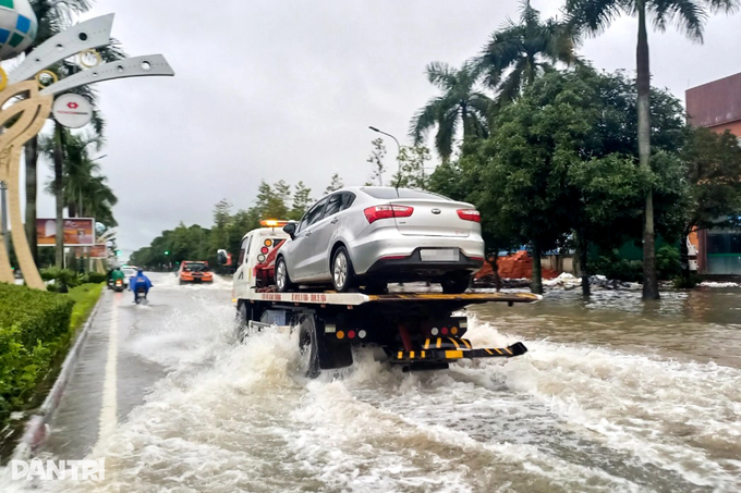 Ô tô chết máy la liệt, cứu hộ chạy bở hơi tai trong cơn mưa hiếm thấy - 4