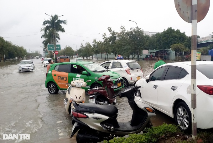 Ô tô chết máy la liệt, cứu hộ chạy bở hơi tai trong cơn mưa hiếm thấy - 6 Ô tô chết máy la liệt, cứu hộ chạy bở hơi tai trong cơn mưa hiếm thấy - 6