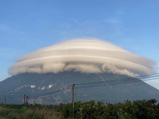 Sự thật về đám mây có hình dạng như đĩa bay khổng lồ trên đỉnh núi Bà Đen - 1