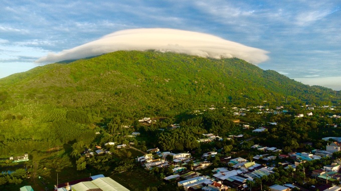 Sau núi Bà Đen, đám mây hình đĩa bay xuất hiện ở núi Chứa Chan - 2