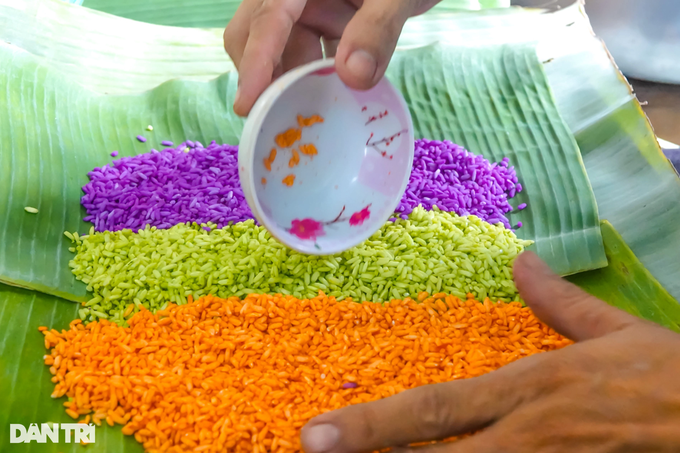 Đầu năm thưởng thức bánh tét ba màu, mỗi đòn nặng cả kí của người Trà Vinh - 2 Đầu năm thưởng thức bánh tét ba màu, mỗi đòn nặng cả kí của người Trà Vinh - 2