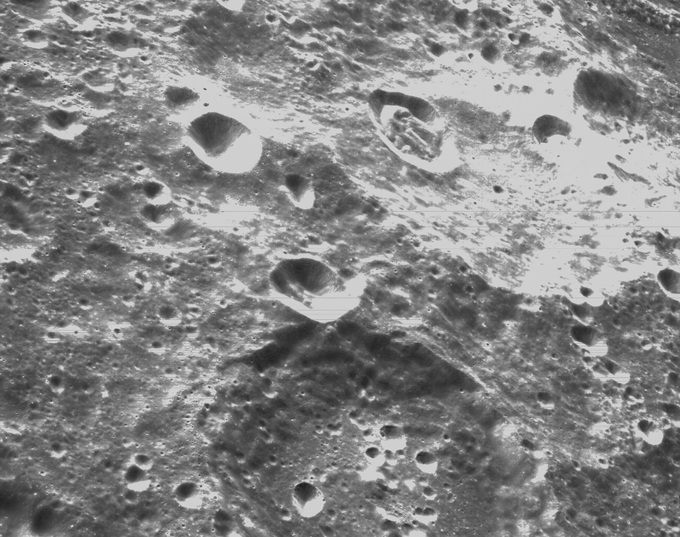 Bề mặt Mặt Trăng: Cảm nhận rõ nét các chi tiết trên bề mặt Mặt trăng qua những hình ảnh đẹp tuyệt vời, đưa bạn đến một hành tinh khác cách trần thế ra sao.