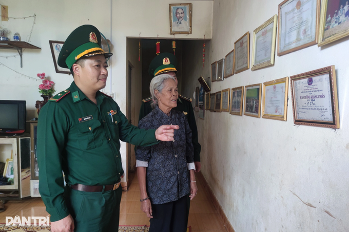 Nữ già làng ở ngã ba biên giới giúp dân học chữ, làm kinh tế - 2 Nữ già làng ở ngã ba biên giới giúp dân học chữ, làm kinh tế - 2