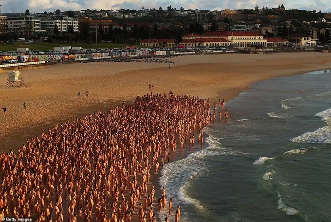 Úc: Hàng ngàn người khỏa thân ngoài bãi biển để chụp ảnh tập thể - 1