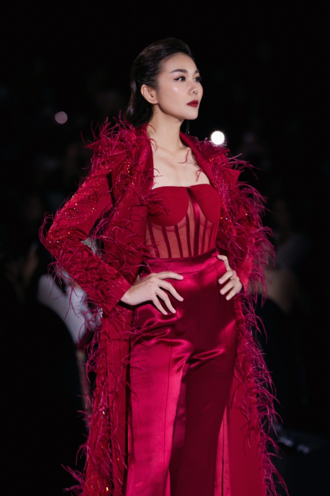 Thanh Hằng diện áo corset gợi cảm, thần thái làm vedette - 3 Thanh Hằng diện áo corset gợi cảm, thần thái làm vedette - 3