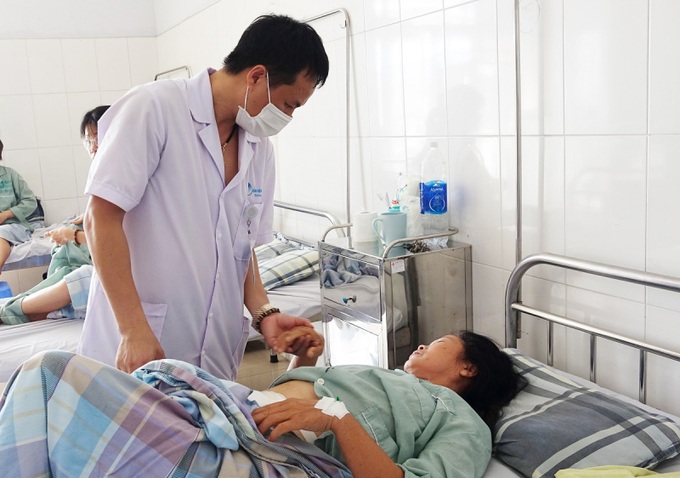 Khối u khủng trong bụng người phụ nữ vì chủ quan không điều trị - 2 Khối u khủng trong bụng người phụ nữ vì chủ quan không điều trị - 2