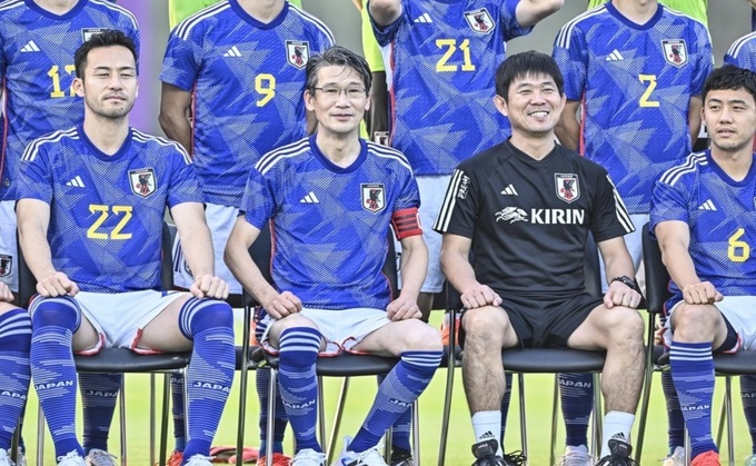 Ông Nishi đeo băng thủ quân, ngồi giữa đội trưởng Maya Yoshida và huấn luyện viên trưởng Moriyasu Hajime để chụp ảnh cùng cả đội Nhật Bản (Ảnh: Asahi).