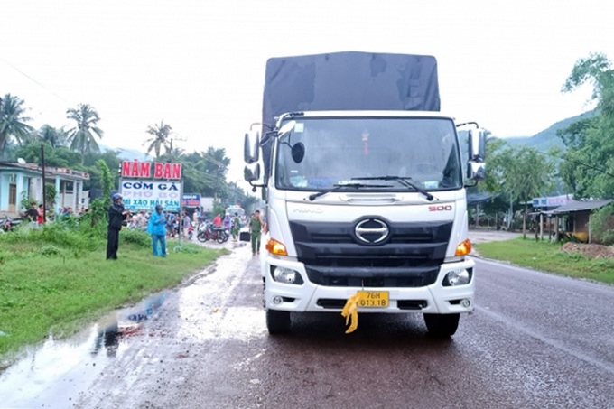 Xe tải bất ngờ chạy lùi khiến 3 mẹ con tử vong - 1 Xe tải bất ngờ chạy lùi khiến 3 mẹ con tử vong - 1