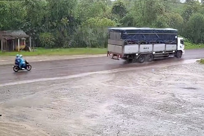 Tài xế lùi xe tải không đúng quy định, tông 3 mẹ con tử vong - 2 Tài xế lùi xe tải không đúng quy định, tông 3 mẹ con tử vong - 2