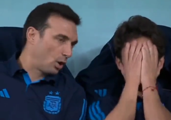 Trợ lý HLV tuyển Argentina ôm mặt khóc rưng rức vì… Messi - 1