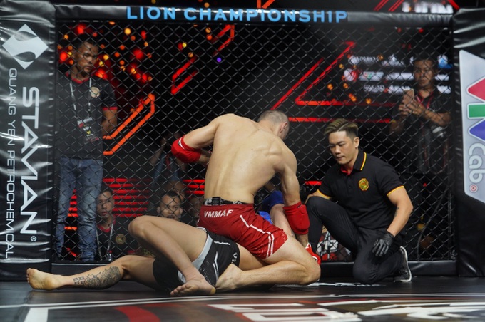 Những màn đọ sức tóe lửa ở chung kết MMA Việt Nam - 4 Những màn đọ sức tóe lửa ở chung kết MMA Việt Nam - 4