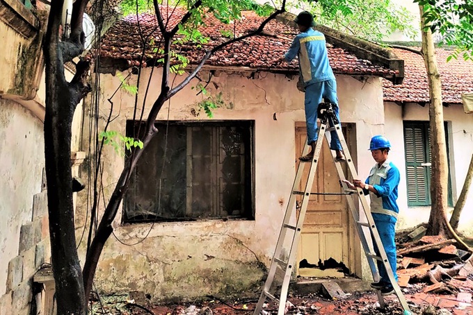Dọn sạch rac trong biệt thự đất vàng 12 Nguyễn Chế Nghĩa - 2 Dọn sạch rac trong biệt thự đất vàng 12 Nguyễn Chế Nghĩa - 2